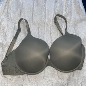 VS PINK Wear Everywhere t-shirt Lightly Lined bra